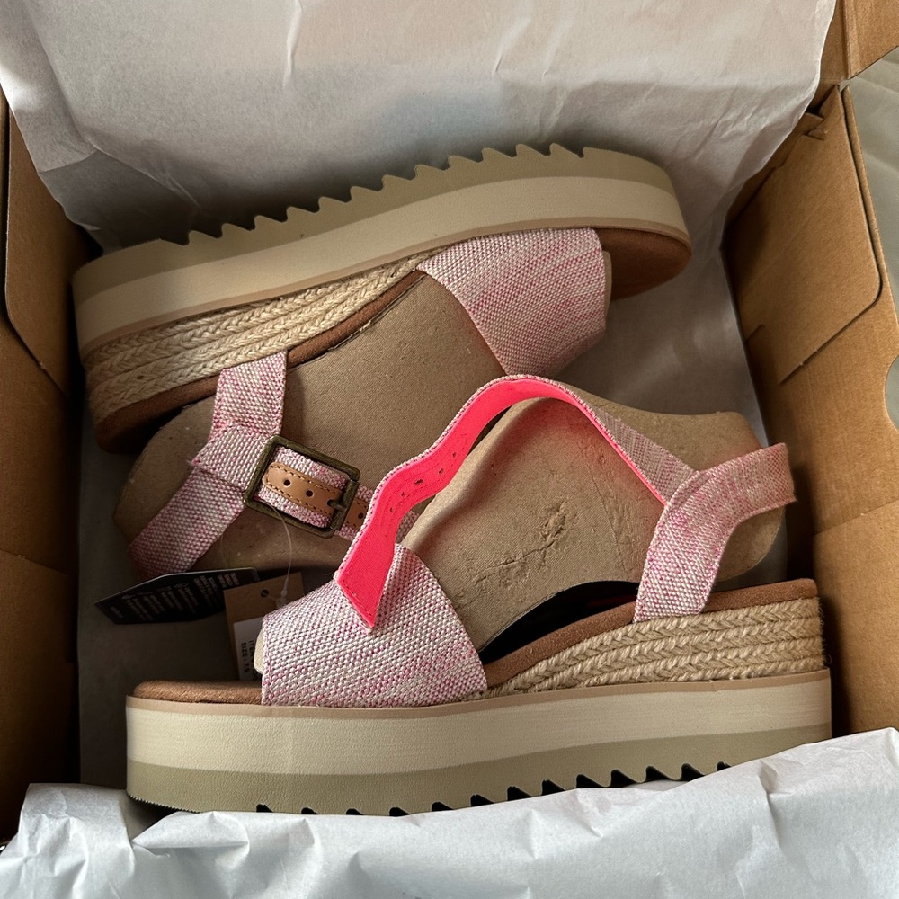 NWT Tom’s Diana Wedge Sandals
